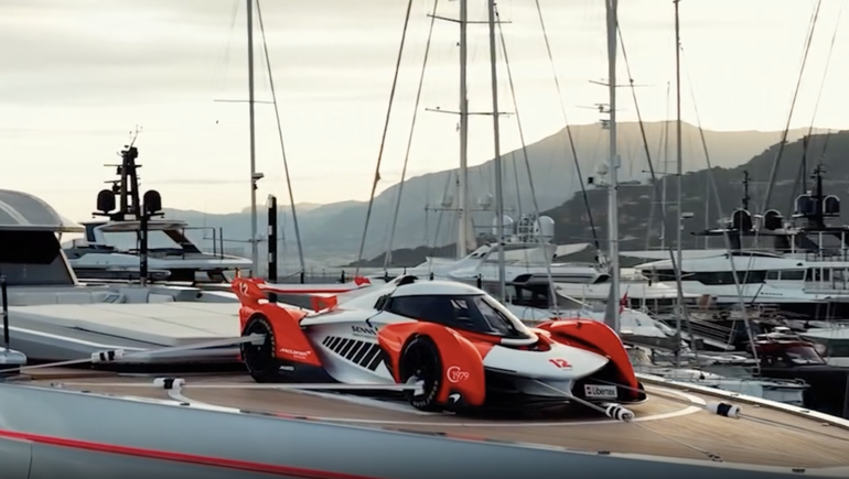 El McLaren Solus GT en la cubierta del megayate Sarastar. (foto: Instagram @tomclaeren)