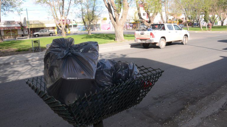 La falta de contenedores en los barrios dificulta el plan de reciclado.