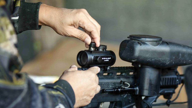 Los rifles de paintball disparan cápsulas llenas de pintura que estallan al hacer contacto, dejando una mancha. Los rifles de paintball disparan cápsulas llenas de pintura que estallan al hacer contacto, dejando una mancha. 