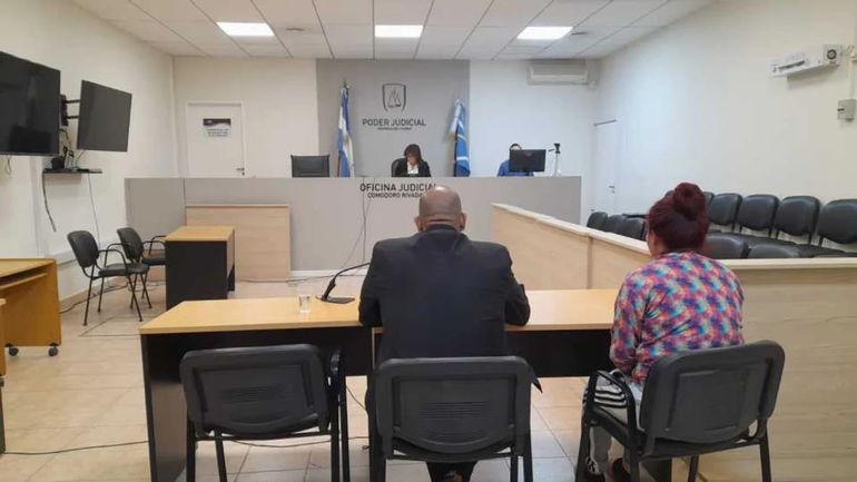 Brenda Rúa (de espaldas) en la audiencia por el tiroteo a la Oficina Judicial de Comodoro Rivadavia. | LM Neuquen Brenda Rúa (de espaldas) en la audiencia por el tiroteo a la Oficina Judicial de Comodoro Rivadavia.