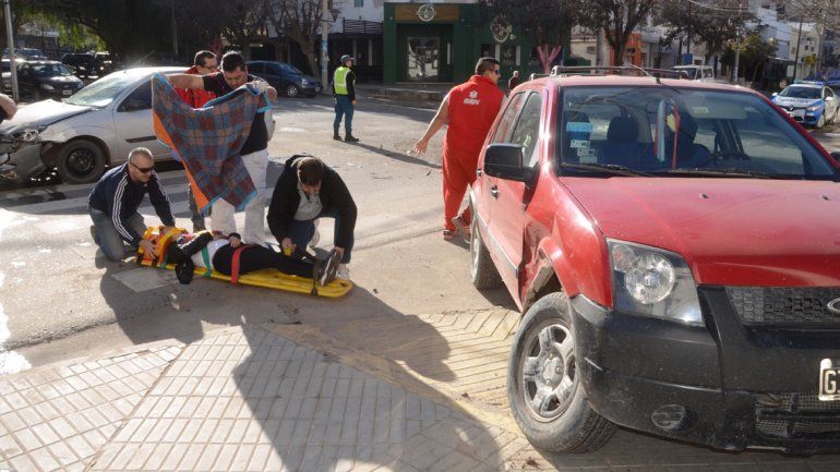 Una mujer resultó herida tras un brutal choque en pleno centro