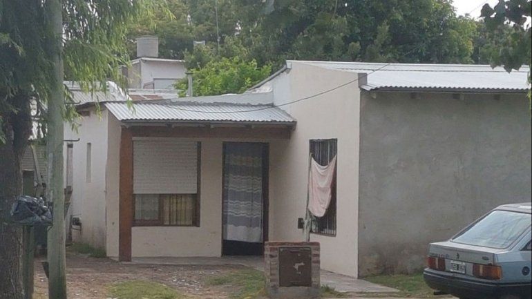 Los policías llegaron a esta casa en Mar del Plata alertados por una llamada al 911 y hallaron al joven muerto.