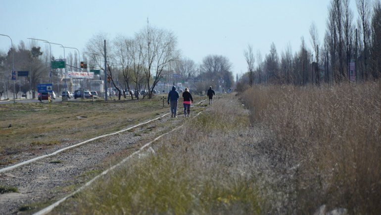 Al costado de las vías hay de todo menos seguridad