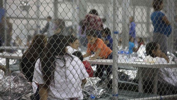 Ya son seis los niños que murieron en el centro de migrantes