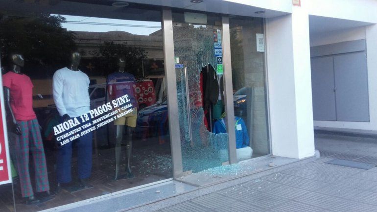 Rompió la vidriera de un local de ropa, pero no se llevó nada
