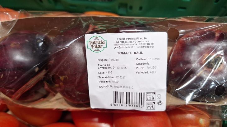 Tomate azul en las góndolas de los supermercados de Madrid, a 3,98 euros el kilo. (Foto tomada el 25/10/25) Tomate azul en las góndolas de los supermercados de Madrid, a 3,98 euros el kilo. (Foto tomada el 25/10/25)