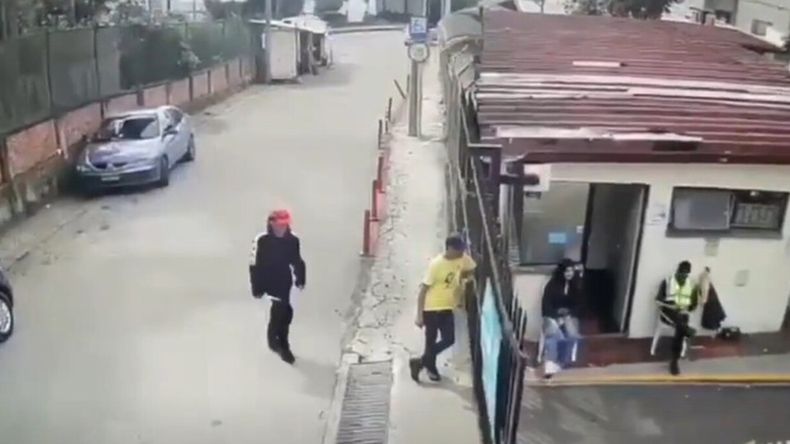 El hombre irrumpió de manera sorpresiva en pleno set de filmación. | LM Neuquen El hombre irrumpió de manera sorpresiva en pleno set de filmación.