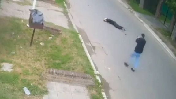 Policía mató a un delincuente que intentó asaltarlo con un arma de juguete: impactante video