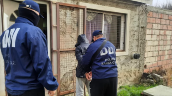 Uno de los cuatro detenidos en Río Gallegos, durante los allanamientos que se iniciaron apenas pasadas las 7 de la mañana de este martes.&nbsp;&nbsp;