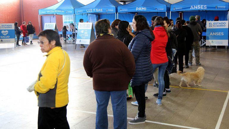 Más de mil personas ya pasaron por los servicios en Centenario.