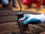 Trabajador recoge muestra de petróleo en pozo de la venezolana PDVSA en Morichal, Venezuela, 28