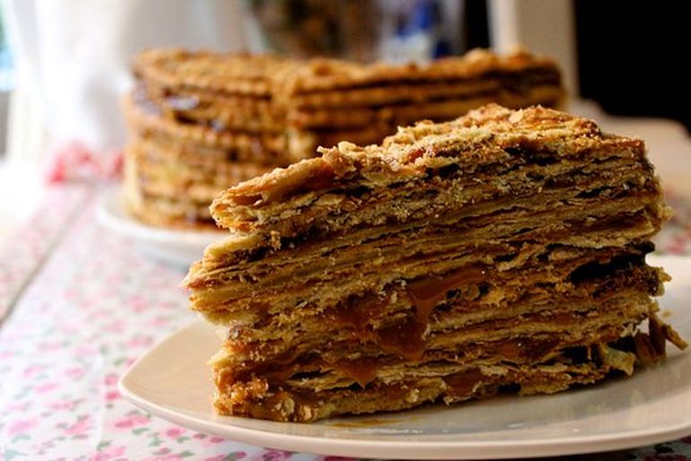 Una porción de torta Mil Hojas es un mimo al alma. Una porción de torta Mil Hojas es un mimo al alma.