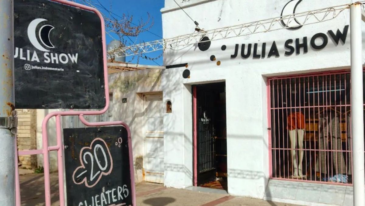 Robaron en un local de ropa y se llevaron hasta las perchas
