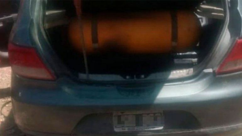 ¿En qué pensaba? Turista guardó brasas adentro del baúl para el asado y casi explota el auto