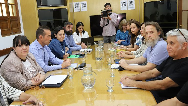 La mesa de negociacon ente el gobierno y ATEN provincial. La mesa de negociacon ente el gobierno y ATEN provincial.