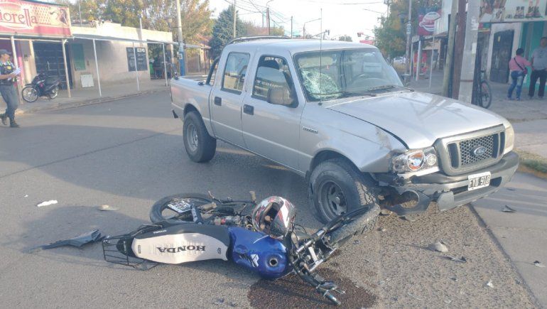 No respetó la prioridad de paso y embistió a un joven motociclista