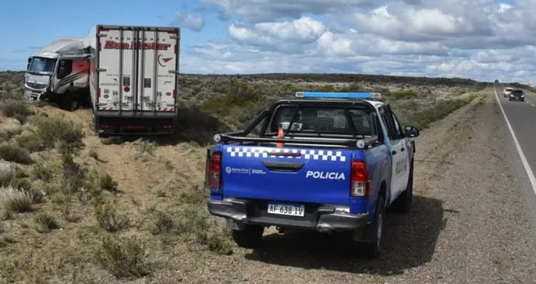 Choque fatal en Santa Cruz: el camión atravesó la Ruta 3 y quedó del otro lado.jpg Choque fatal en Santa Cruz: el camión atravesó la Ruta 3 y quedó del otro lado.jpg