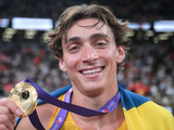 Con 25 años, Mondo Duplantis logró su tercer oro consecutivo.