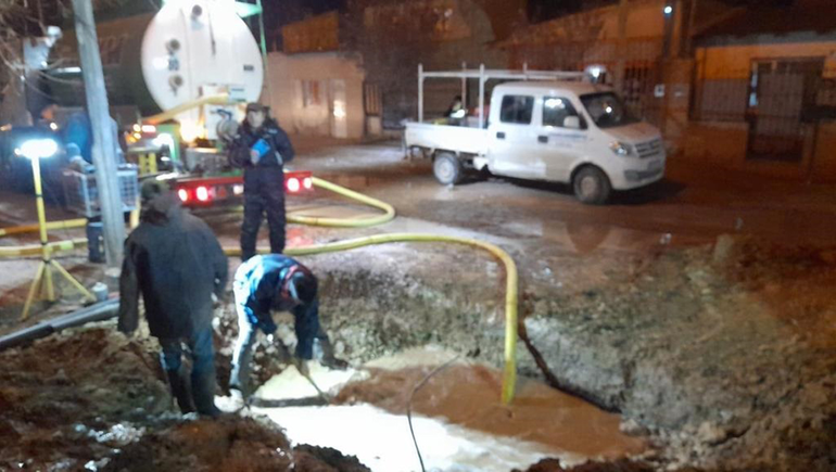 Vecinos pinchan un caño para “robar agua” en Centenario