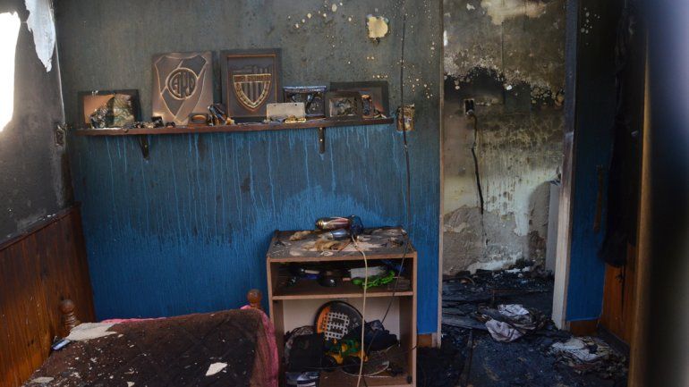 Un abuelo está grave tras incendiarse su casa en el barrio Limay