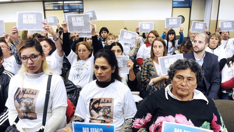La madre de la víctima (derecha) durante la audiencia.