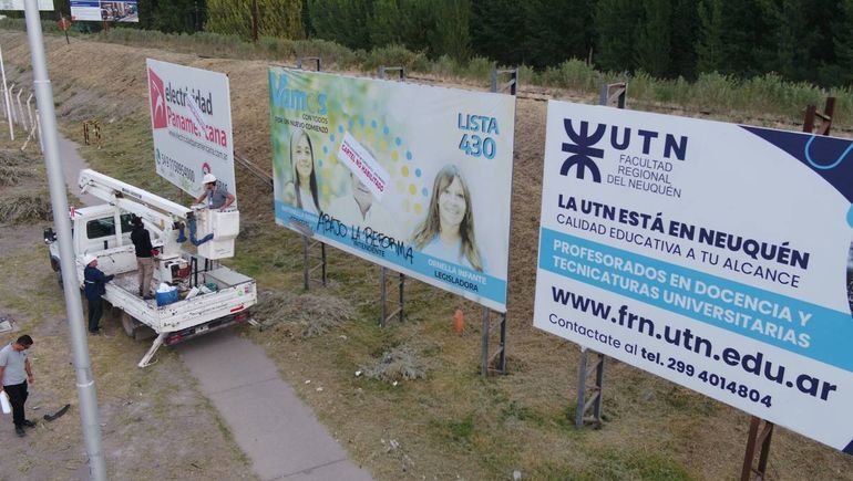 La Muni comenzó a sacar carteles publicitarios de la Ruta 22.