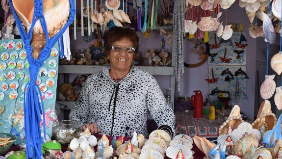 Hace 21 años que transforma caracoles en obras de arte