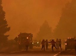 El fuego avanza en bosques y laderas e impide el tránsito en Ruta 40. El fuego avanza en bosques y laderas e impide el tránsito en Ruta 40.