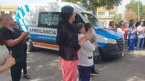 El cortejo fúnebre pasó especialmente frente al hospital de Comodoro Rivadavia, en Chubut, donde sus compañeros salieron a la calle a despedirlos con aplausos.