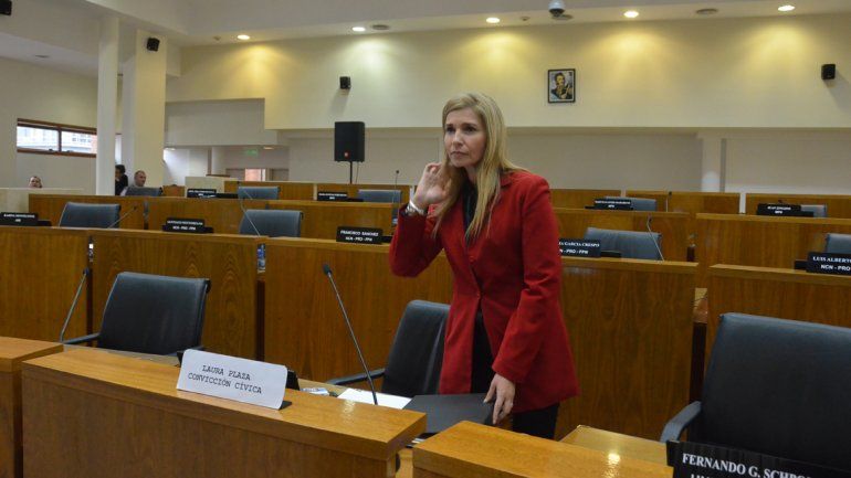 Laura Plaza inauguró ayer el monobloque Convicción Cívica con un cartel improvisado para tapar la placa que la identificaba con el MPN.