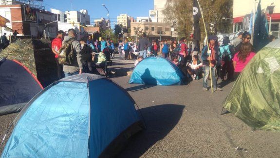 barrios de pie con acampe en el centro y tension en buenos aires