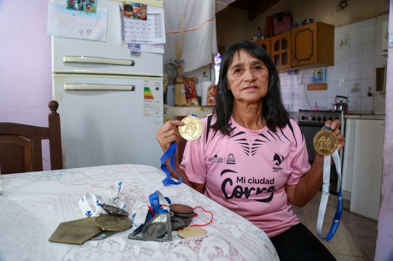 A los 30 años una médica me dijo que tenía artrosis en las rodillas y si no trataba de adelgazar, si no hacía actividad física podía dejar de caminar y moverme solo en silla de ruedas”, relata Amalia Figueroa. Foto: Omar Novoa. A los 30 años una médica me dijo que tenía artrosis en las rodillas y si no trataba de adelgazar, si no hacía actividad física podía dejar de caminar y moverme solo en silla de ruedas”, relata Amalia Figueroa. Foto: Omar Novoa.