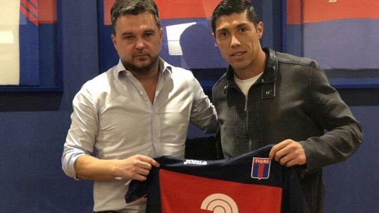 El defensor cipoleño firmó ayer su contrato en Victoria.