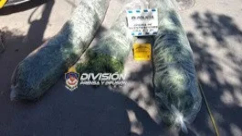 Allanaron la casa del taxista que baleó a otro conductor y encontraron marihuana, armas, balas y fuegos artificiales, entre otros elementos de interés para la causa.