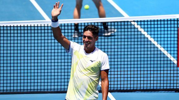 El tenista argentino que ganó dos partidos en un día y va por el primer título del año