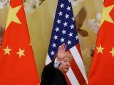 Foto de archivo. El presidente estadounidense Donald Trump saluda durante la declaración conjunta con su par chino, Xi Jinping, en el Gran Salón del Pueblo en Pekín, China. 9 de noviembre de 2017.