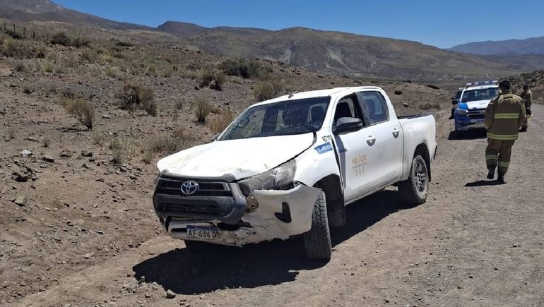 La Toyota Hilux al costado del camino de ripio cerca de El Cholar.