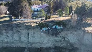 El edificio, testigo de una época dorada del petróleo en Chubut, permanecerá cercado y cerrado, pero se podrá recorrer sus jardines históricos con vista al mar.  El edificio, testigo de una época dorada del petróleo en Chubut, permanecerá cercado y cerrado, pero se podrá recorrer sus jardines históricos con vista al mar.