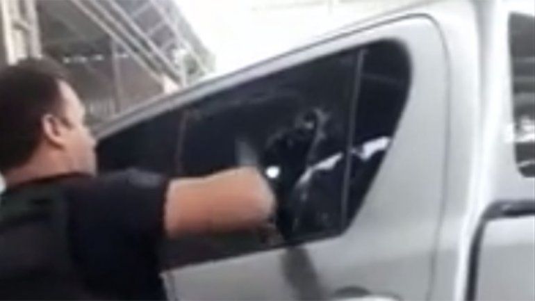 La Policía rescató a un nene al que dejaron encerrado en una camioneta a 35° grados