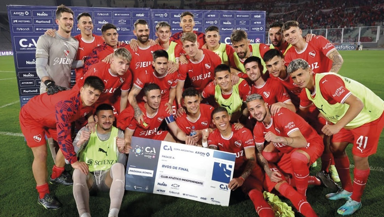 Independiente y el cheque por haber clasificado a octavos de final.