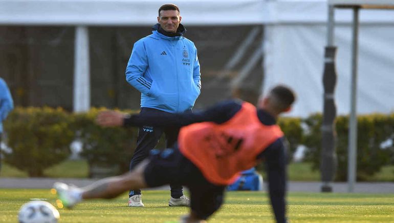 Scaloni observa distendido un momento de la práctica del martes por la tarde. La Selección inicia su periplo en las eliminatorias este jueves frente a Ecuador.&nbsp;