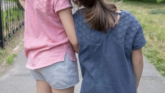 En Comodoro Rivadavia buscan familia para dos hermanitas de 9 y 3 años. (Foto ilustrativa).