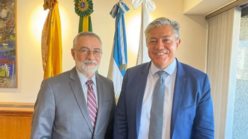 Rolando Figueroa y el embajador de Brasil.jpeg