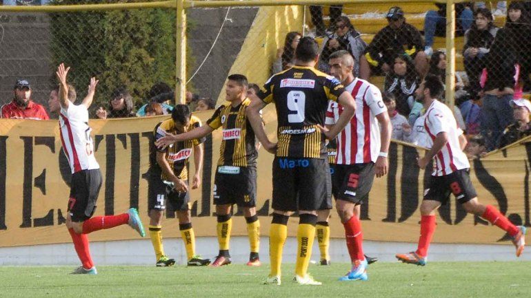 El Rojo se plantó de igual a igual ante el líder del grupo y le robó un punto importante para su objetivo.&nbsp;