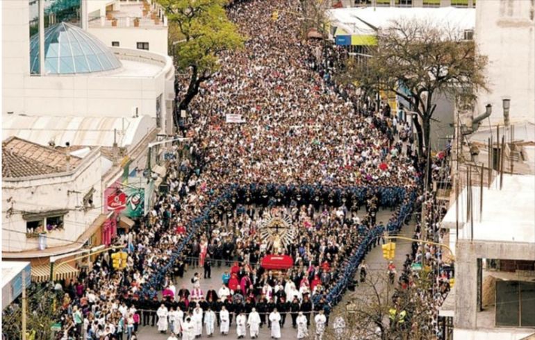 La multitudinaria procesión de la Virgen y el Señor de los Milagros, en Salta. La multitudinaria procesión de la Virgen y el Señor de los Milagros, en Salta.