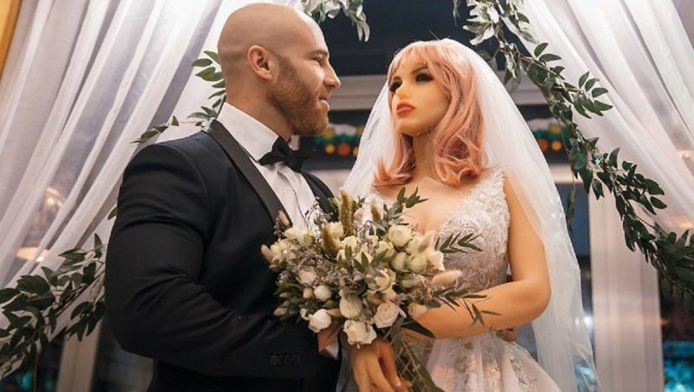 Instagram: hombre traicionó y se divorció de muñeca sexual