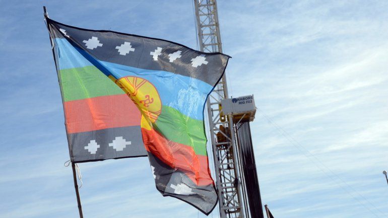 Banderas de la comunidad mapuche flamean en tierras petroleras.