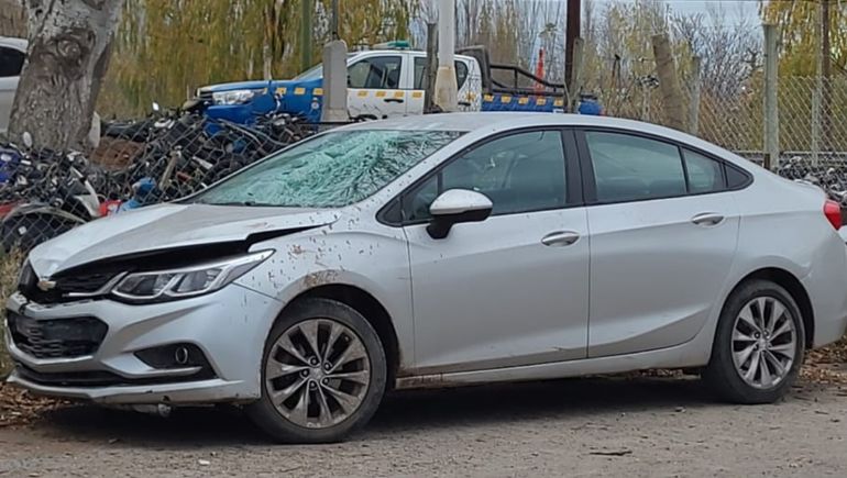 El vehículo que atropelló al hombre en Centenario