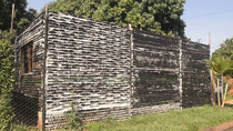 Una casa hecha de botellas de vidrio recicladas. Una casa hecha de botellas de vidrio recicladas.