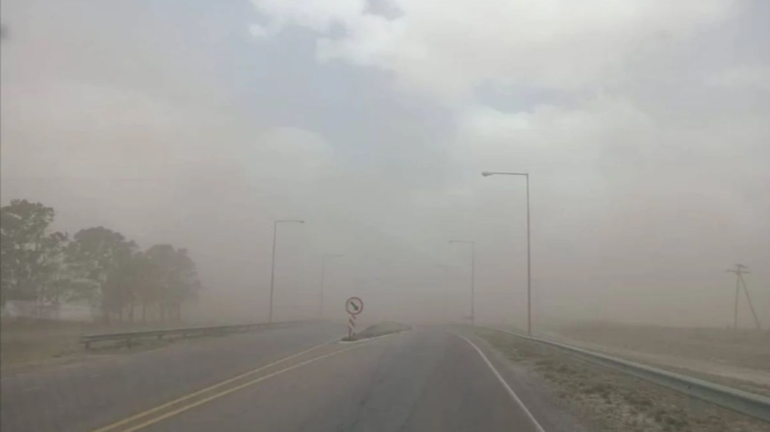 Proteccion Ciudadana de Chubut pide circular con extrema precacaución por las rutas, debido a los fuertes vientos y el polvo suspendido en el aire, que reduce la visibilidad. Proteccion Ciudadana de Chubut pide circular con extrema precacaución por las rutas, debido a los fuertes vientos y el polvo suspendido en el aire, que reduce la visibilidad.